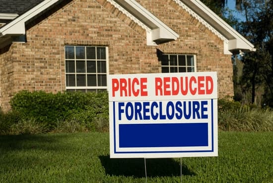 Selling During a Real Estate Crisis: Who Helps You Navigate Effectively